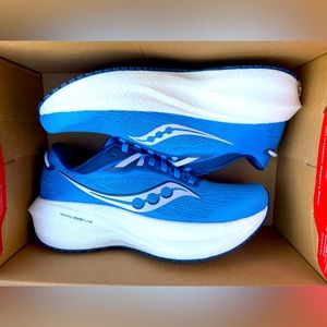 Saucony Women’s Triumph 21 Max Cushion Shoe! Brand New! Very Plush!